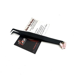 Pince à cils noire Plasma Diamond Grip Pince à épiler personnalisée en acier inoxydable durable Pointe en fibre pointue avec breloques - Product Image 5