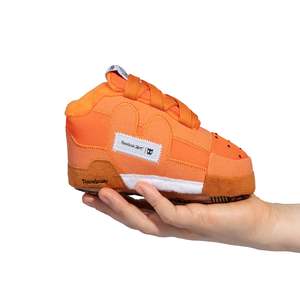 Juguete Interactivo y de Movimiento para Mascotas, Zapatilla Deportiva de Gamuza Afelpada Reebok Workout - Product Image 3