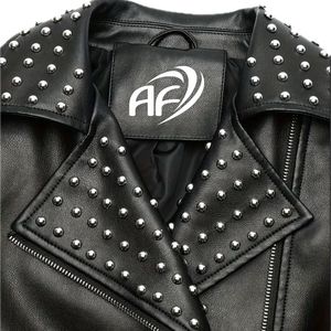 แจ็กเก็ตหนัง PU พร้อมหมุดย้ำสำหรับผู้หญิงแจ็กเก็ตขี่มอเตอร์ไซด์ทันสมัยและทันสมัยเสื้อแจ็กเก็ตสั้นแขนยาวขายส่ง - Product Image 4