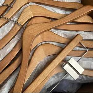 ALGO HECHO A MANO MEJOR Estilo de boutique de alta calidad Percha de madera de loto de grado con muescas con percha para traje de barra - Product Image 1