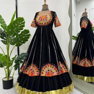 Venta al por mayor nuevo diseñador Navratri Festival especial Faux Georgette hermosa China puntada con Secuencia de trabajo superior y Lehenga Set - Product Image 1