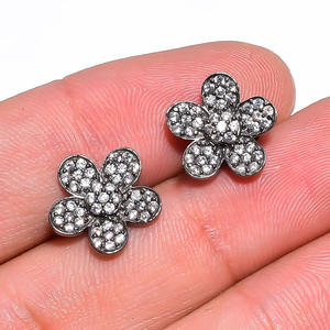 Boucles d'oreilles à fleurs en rhodium noir pour femmes |   Bijoux élégants pour tous les jours, aspect diamant pavé, motif floral, cadeau - Product Image 1