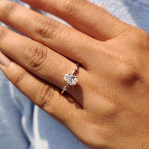 Anillo de diamantes con corte de pera y engaste de distancia - Product Image 4