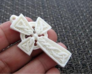 Pendentif croix fait à la main en os de buffle à simple face avec fourniture de fabrication de bijoux polis de style animal - Product Image 1