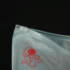 Vente en gros de sacs d'expédition écologiques en plastique mat givré avec logo personnalisé avec fermeture éclair pour l'emballage des vêtements - Product Image 5