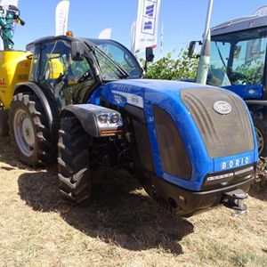 Tractor de motor diésel Fighter 85 RS 85HP con 4WD y toma de fuerza de elevación hidráulica para arado de labranza eficiente y tareas agrícolas - Product Image 1