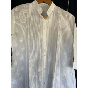 Longue robe de plage blanche brodée sur fond blanc avec boutons sur le devant - Product Image 2