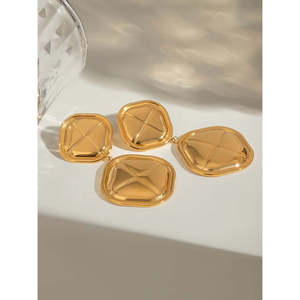 Orecchini Pendenti Quadrati Audaci e alla Moda - Product Image 5