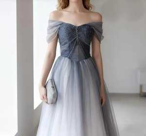 Magnifique robe de soirée vintage longue jusqu'au sol, décolleté en cœur, broderie à la main, écologique, gris bleu marine, 100% - Product Image 1