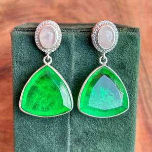 Boucles d'oreilles élégantes en péridot avec clous en pierres précieuses blanches Boucles d'oreilles pendantes de luxe en trillion pour femmes Bijoux en argent 925 - Product Image 1