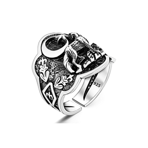 Anello da uomo in argento con incisione personalizzata a forma di luna crescente, stella e lupo - Product Image 1