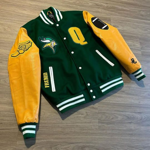 Chaquetas Varsity Letterman al por Mayor con Parches, Chaquetas Varsity de Lana Verde a Precio Económico con Mangas de Cuero Vacuno Amarillo Genuino - Product Image 1