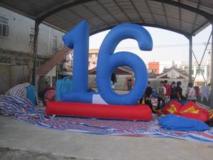 Ballon gonflable bleu de 16 pouces pour événements publicitaires, méthode de gonflage par pompe à air électrique - Product Image 1