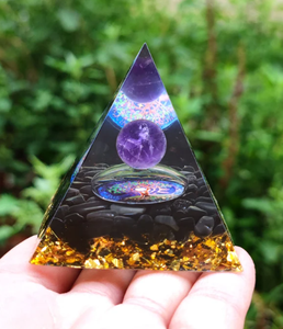 Pyramide d'orgonite 40mm 60mm, sphère de cristal d'améthyste avec pierre de cristal naturel, énergie de guérison Orgonite - Product Image 1