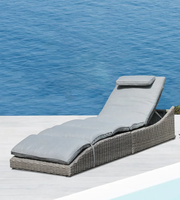 Moderne Outdoor-Tagesliege mit Sitzgruppen, Rattanmöbel mit Mehrfarbigen Kissen für Terrasse, Innenhof, Garten, Veranda, Hotel und Apartment
