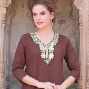 Tunique en coton marron châtaigne avec broderie indienne classique doux respirant Boho Chic Kurta pour femme fabriqué éthiquement par des artisans - Product Image 1