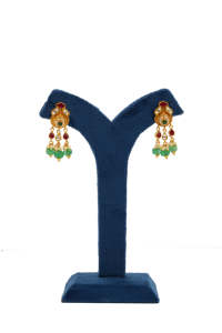 Ensemble collier et boucles d'oreilles traditionnels en perles plaquées or, avec pendentif en pierres rouges et vertes, pour mariage. - Product Image 2