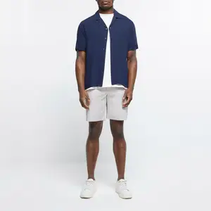 Weiße Slim Fit Chino Shorts - 98 % Baumwolle, 2 % Elasthan mit seitlichen Durchziehfähigen, Gürtelschlüsseln, Knopf- und Reißverschluss-Festigung