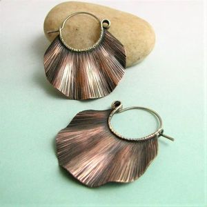 Boucles d'oreilles longues en cuivre élégantes avec un travail antique et un design artisanal idéal pour les fêtes, les mariages et les événements ethniques - Product Image 5