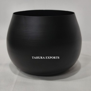 Tazón de Metal Negro Curvo y Refinado, Ideal para Diversos Usos Culinarios, con Construcción Resistente y Superficie Lisa para Mejorar el Uso Diario - Product Image 2