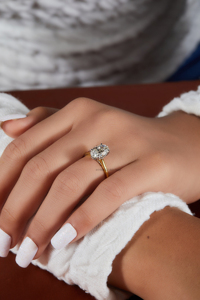 Bague de fiançailles en moissanite de 3 carats, coupe ovale, allongée, glace pilée, étincelle, intemporelle et faite à la main pour la mariée Morden - Product Image 2