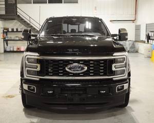 Superbe Ford F-450 Super Duty Dually Platinum Crew Cab LB DRW 4WD Diesel Noir 2024 d'occasion avec sièges en cuir foncé et système de navigation - Product Image 1