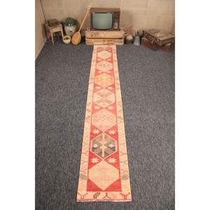 Alfombra Turca de 2x11.8 pies, Alfombra Vintage Roja con Diseño Geométrico - Product Image 1