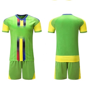 Ropa de fútbol personalizada para deportes al aire libre, camisetas y uniformes de fútbol Premium fabricados en Pakistán - Product Image 1