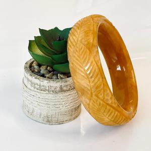 Bracelet gravé à la main, bracelet en ambre baltique naturel, couleur jaune d'œuf - Product Image 1