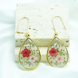 Boucles d'oreilles bohèmes faites à la main en résine écologique avec motif floral artistique pour femmes, tenues de mode quotidiennes à prix avantageux - Product Image 1