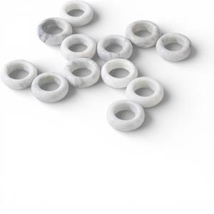Ensemble d'anneaux de serviette ronds en marbre blanc avec finition polie lisse pour une décoration de table élégante et unique - Product Image 1