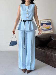 Ensemble tailleur femme bleu clair sans manches avec détail boutonné et pantalon large – Tenue élégante pour le printemps - Product Image 5