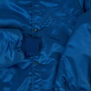 Chaqueta Universitaria Ligera de Satén para Hombre, Estilo Urbano con Logotipo Bordado Personalizado Disponible en Diferentes Tallas - Product Image 3