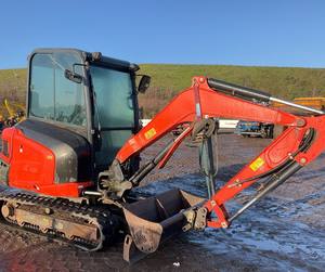 Mini-excavatrice Kubota KX033-4 de 3 tonnes, compacte et puissante, modèle 2025, idéale pour la construction, avec garantie d'un an et accessoire godet. - Product Image 4