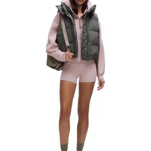 เสื้อกั๊กพัฟเฟอร์ผ้าแคนวาสพิมพ์ลายสำหรับผู้หญิง น้ำหนักเบา ผลิตตามสั่ง (OEM) มีกระเป๋าข้าง กันน้ำ เป็นมิตรกับสิ่งแวดล้อม วัสดุใส่สบายสำหรับฤดูหนาว - Product Image 1