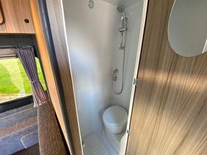 SUV Ultra-Luxe 7 Places 2020-2025 Boîte Automatique Conduite à Gauche Sièges en Tissu R18 Foncés Toit Panoramique - Meilleures Ventes - Product Image 5