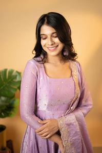 Traje de diseñador Chinnon Anarkali con bordado floral y traje festivo tradicional Dupatta para mujer a juego - Product Image 4