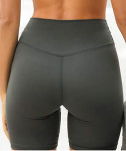 Pantalones cortos de motorista de yoga y ciclismo de alta calidad con logotipo personalizado y cintura elástica ancha para mujer OEM al por mayor - Product Image 2