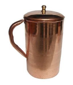 Pichet en métal fabriqué à la main de qualité supérieure avec une élégante texture martelée parfaite pour l'hydratation ayurvédique et la purification naturelle de la santé - Product Image 3