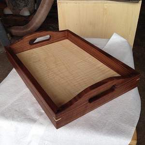 Plateau en résine écologique sculpté à la main en racine naturelle avec un design Art Déco de forme ronde pour un usage décoratif - Product Image 2