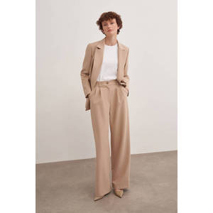 Pantalones de tela de lana peinada minimalistas, de corte relajado, cintura alta, pierna ancha y antiarrugas, color camel. - Product Image 1