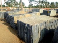 Blocs de granit noir absolu de qualité supérieure disponibles dans toutes les tailles de granit noir fluo de qualité supérieure provenant de l'inde