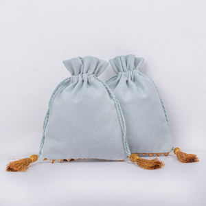 Pochette de luxe personnalisée gris clair avec cordon de serrage pour boucles d'oreilles en coton fait à la main organisateur de bijoux de voyage petit sac d'emballage cadeau en gros - Product Image 1