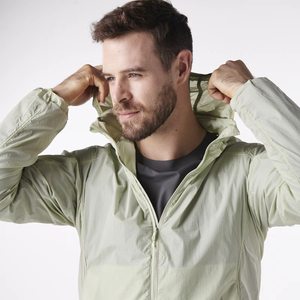 Chaqueta Cortavientos Impermeable de Nailon Ligero para Hombre de Alta Calidad con Capucha, Bolsillos y Protección Solar, Venta al por Mayor - Product Image 1