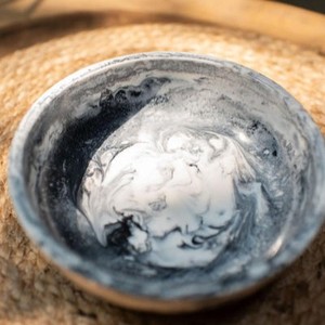 Cuenco de resina blanco y negro hecho a mano, Plato decorativo para servir, plato de ensalada artesanal, vajilla única, centro de mesa - Product Image 3