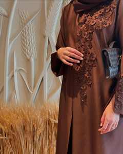 ชุดอาบายะผ้าไหมคริสตัลหรูหรา งานปักระดับพรีเมียม สำหรับผู้ใหญ่ ดีไซน์ทันสมัย เรียบร้อย หรูหรา ทำมือ สำหรับชาวมุสลิม ผ้าไม่ยับ - Product Image 1