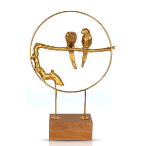 Esculturas Modernas de Aluminio con Base de Madera, Forma Redonda, Acabado Dorado, Diseño de Pájaro Volador, Decoración de Lujo para el Hogar, Origen India - Product Image 1