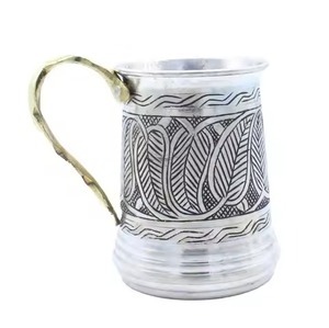 Tasse artistique en argent de luxe offrant une sophistication royale et une beauté classique pour le café, le thé et les cocktails - Product Image 1