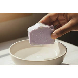 Savon artisanal à la lavande au lait de chèvre et aux algues marines, anti-acné et éclaircissant, enrichi au coco et au curcuma - Product Image 2