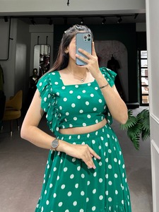 El último traje de diseñador de tendencia hermosa Georgette Lehenga Choli con trabajo de estampado de lunares proveedor y exportador al por mayor - Product Image 2